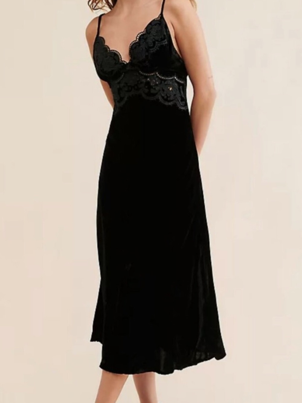 FARM Rio Richelieu Velvet Lace Midi Dress in Black Sheath Silhouette Sz Small